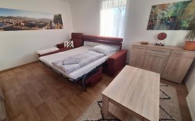 Pod Chlumem - Utulny Byt V Blizkosti Centra
